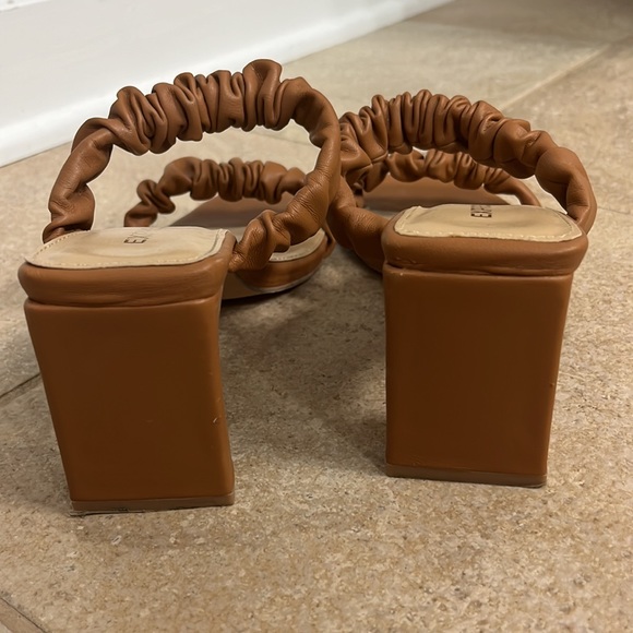 Express Heels - Picture 4 of 6